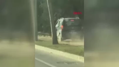 Kaldırıma çıkan sürücü yayalardan yol istedi