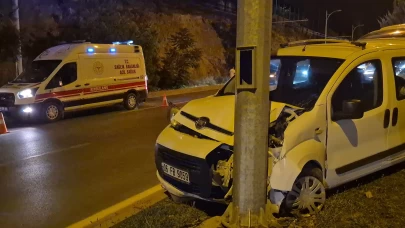 Malatya’da hafif ticari araç aydınlatma direğine çarptı