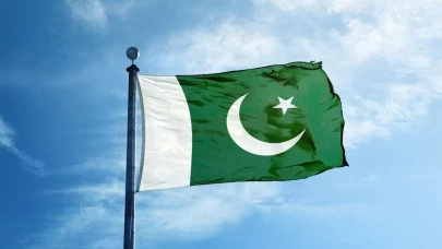 Pakistan'da faciaya dönüşen bina çökmesi!