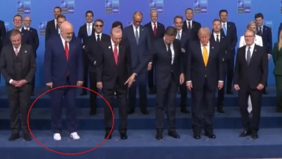 NATO Zirvesi'nde ilginç anlar! Beyaz ayakkabı detayı dikkat çekti