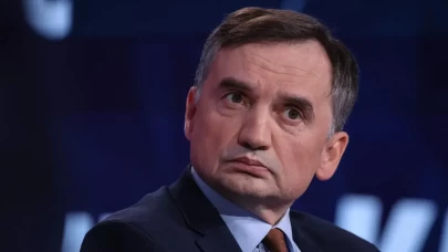 Eski bakanların mülteci belgeleri iptal edildi