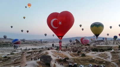 253 şehidin fotoğrafı gökyüzünde süzüldü