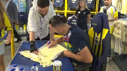 Vedat Muriqi'ye Kadıköy'de sevgi seli