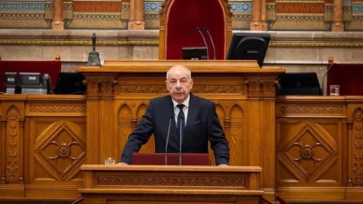 Macaristan Cumhurbaşkanı kendi görevini sona erdiren değişikliği imzaladı