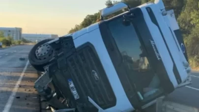 İnegöl girişinde kontrolden çıkan TIR devrildi