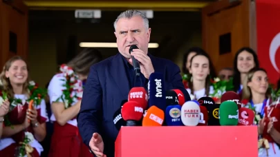 Bakan Bak'tan Filenin Sultanları'na övgü