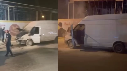 Seyir halindeki minibüs alev alev yandı