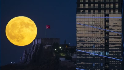 Ankara'da akşam saatlerinde beliren dolunay kartpostallık görüntüler oluşturdu