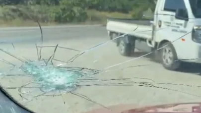 Hafriyat kamyonundan fırlayan taş camı kırdı