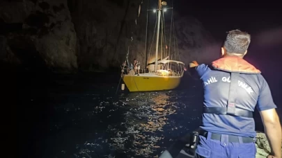 Kuşadası açıklarında sürüklenen teknedeki 2 kişi kurtarıldı