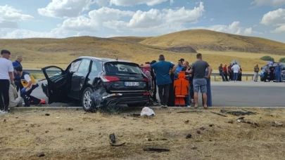 Sivas’ta feci kaza: 2 otomobil kavşakta çarpıştı