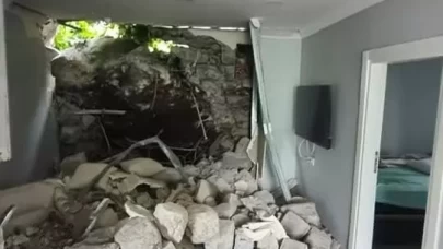 Giresun’da heyelan: Yamaçtan kopan kaya eve çarptı