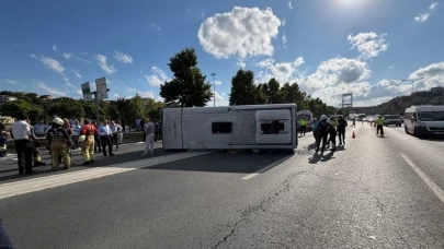 TEM Otoyolu'nda feci kaza! Servis midibüsü yan yattı