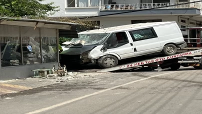 Osmaniye’de feci kaza: Kıraathaneye dalan minibüs bir can aldı