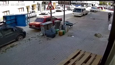 İnegöl’de eşya asansörü minibüsün üzerine devrildi