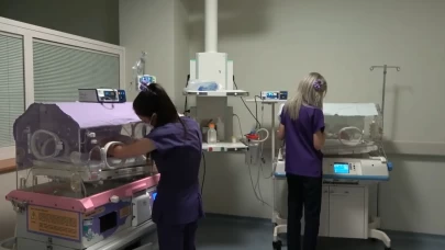 Hemşire kılığında bebek kaçırmak istedi