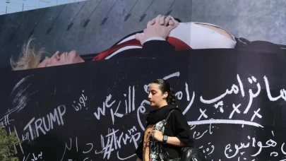 İran'ın ABD öfkesi: Meydana 'tabutta yatan Trump' afişi asıldı