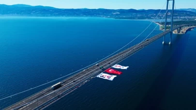 15 Temmuz ruhu köprülere yansıdı: Dev Türk bayraklarıyla kırmızı-beyaz görsel şölen