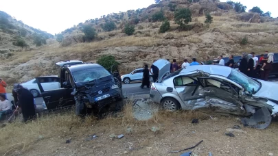 Mardin'de iki otomobil çarpıştı
