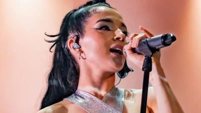 Müzik dünyasının kurallarını yıkan isim: Poppy (Moriah Rose Pereira) kimdir, hangi türde müzik yapıyor?