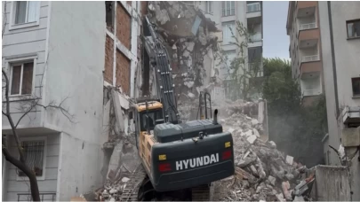 Beylikdüzü’nde yıkım sırasında bitişik binanın banyosu yıkıldı