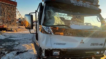 Diyarbakır'da kamyonetle çarpışan motosiklet yola savruldu