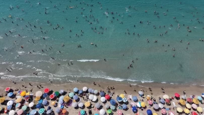 Termometreler 30 dereceyi gördü: Kuşadası plajlarında adım atacak yer kalmadı!