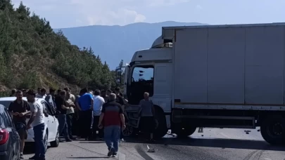 Bursa'da kamyon, otomobile arkadan çarptı