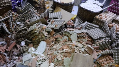 Dönerciye dalan otomobil binlerce yumurtayı kırdı