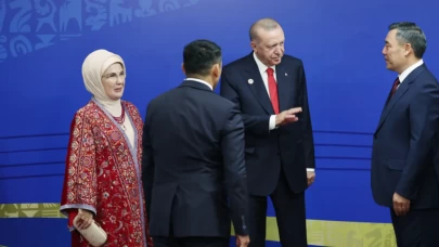 Cumhurbaşkanı Erdoğan Türk kafilesini ayakta selamladı