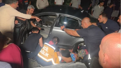 Önündeki kazadan kaçarken ağaca çarptı