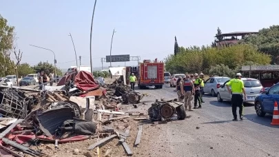 Otomobille çarpışan TIR refüje devrildi