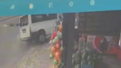 Evin bahçesine minibüs düştü! O anlar kamerada
