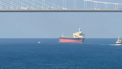 İstanbul Boğazı'nda arızalanan dev gemi çekildi