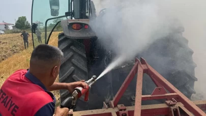 Tarlasını sürerken traktörü alev aldı