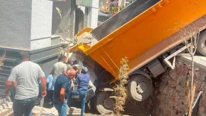 Freni boşalan kamyon binaya çarptı