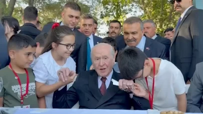 MHP Lideri Bahçeli ile küçük çocuk arasında samimi diyalog
