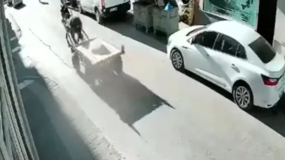 Sürücüsüz at arabası otomobile çarptı