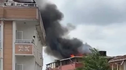 Arnavutköy’de 5 katlı binanın çatısında yangın!