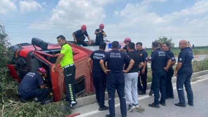 Araçta sıkışan 3 itfaiyeciyi arkadaşları kurtardı