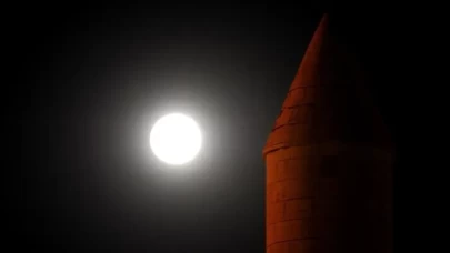 Ay yüzde 93 gölgede kalacak: Kızıl tutulma saat kaçta?