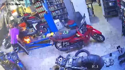 Manisa’da alev alan motosikleti üfleyerek söndürdü