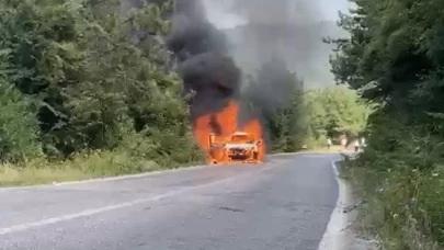 Bartın’da seyir halindeki otomobil alev aldı