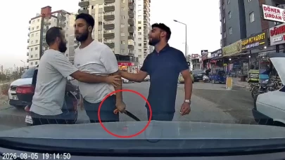 Bagajdan testereyi çıkarıp sürücünün üzerine yürüdü