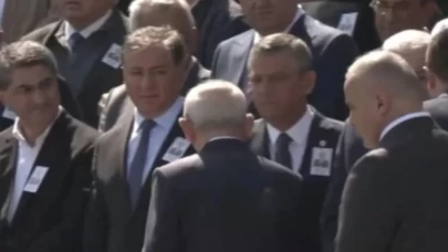 Özel ve Kılıçdaroğlu aynı törende: Dikkat çeken tokalaşma