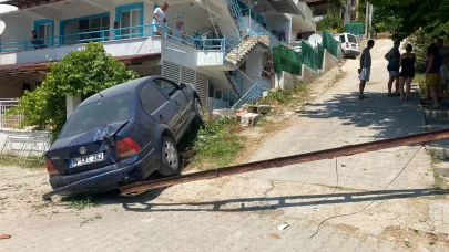 Kontrolden çıkan otomobil evin balkonuna çarptı