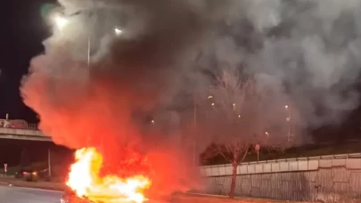 Alev alan otomobilden son anda çıktı