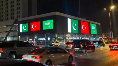 Suudi Arabistan'da Mekke Anlaşması için simge yapılarda üçlü gösteri