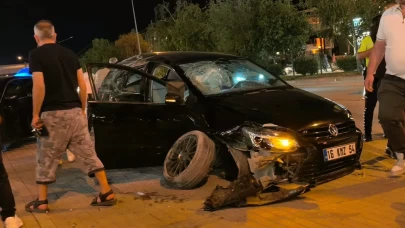 Park halindeki araçlara çarptı, annesi fenalaştı