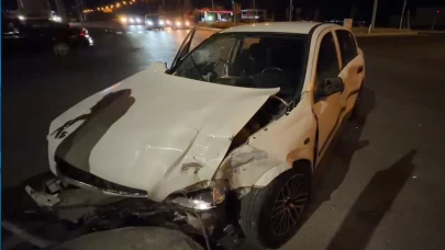 Diyarbakır’da 2 otomobil kavşakta birbirine girdi